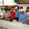 Tetamu mendengar penerangan projek membuat Kompos Br Tasek Mutiara oleh En Loh Nam Ang pada 7-12-2008